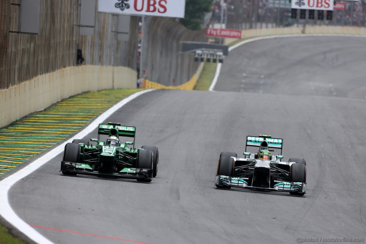 GP BRASILE, 24.11.2013 - Gara, Giedo Van der Garde (NED), Caterham F1 Team CT03 e Lewis Hamilton (GBR) Mercedes AMG F1 W04 