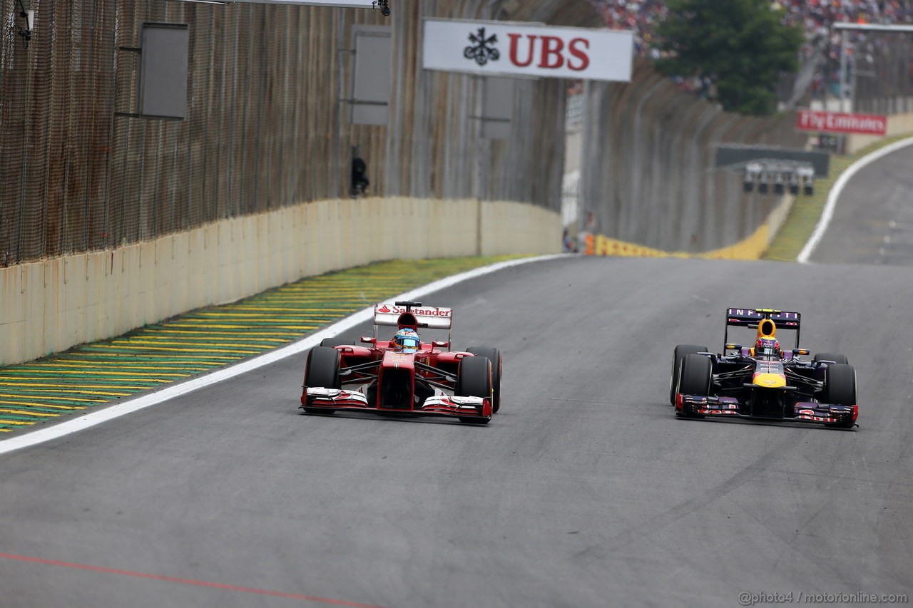 GP BRASILE, 24.11.2013 - Gara, Fernando Alonso (ESP) Ferrari F138 e Mark Webber (AUS) Red Bull Racing RB9 