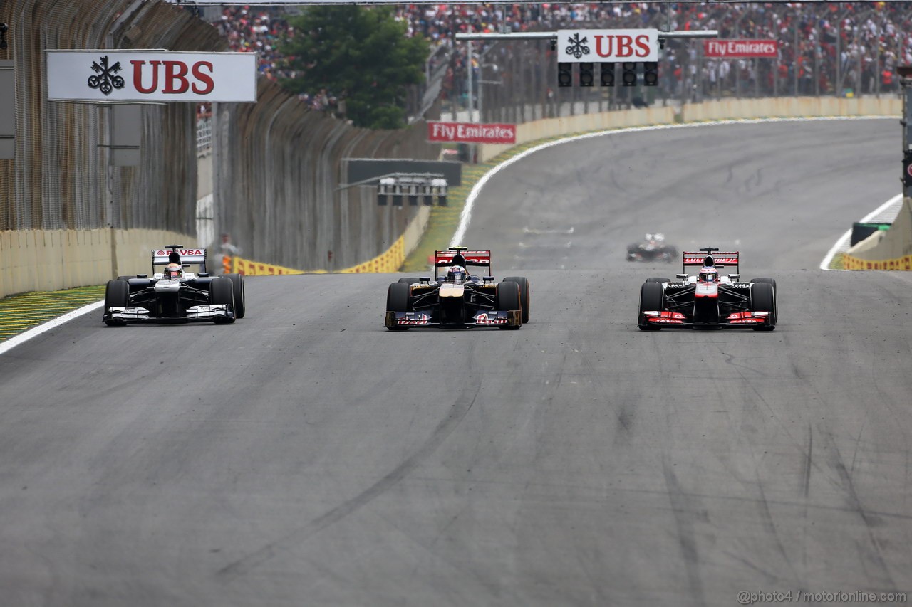 GP BRASILE, 24.11.2013 - Gara, Pastor Maldonado (VEN) Williams F1 Team FW35, Jean-Eric Vergne (FRA) Scuderia Toro Rosso STR8 e Jenson Button (GBR) McLaren Mercedes MP4-28 