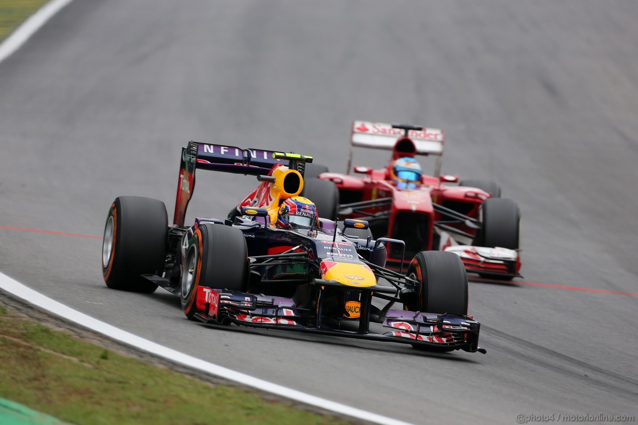 GP BRASILE, 24.11.2013 - Gara, Mark Webber (AUS) Red Bull Racing RB9 e Fernando Alonso (ESP) Ferrari F138 
