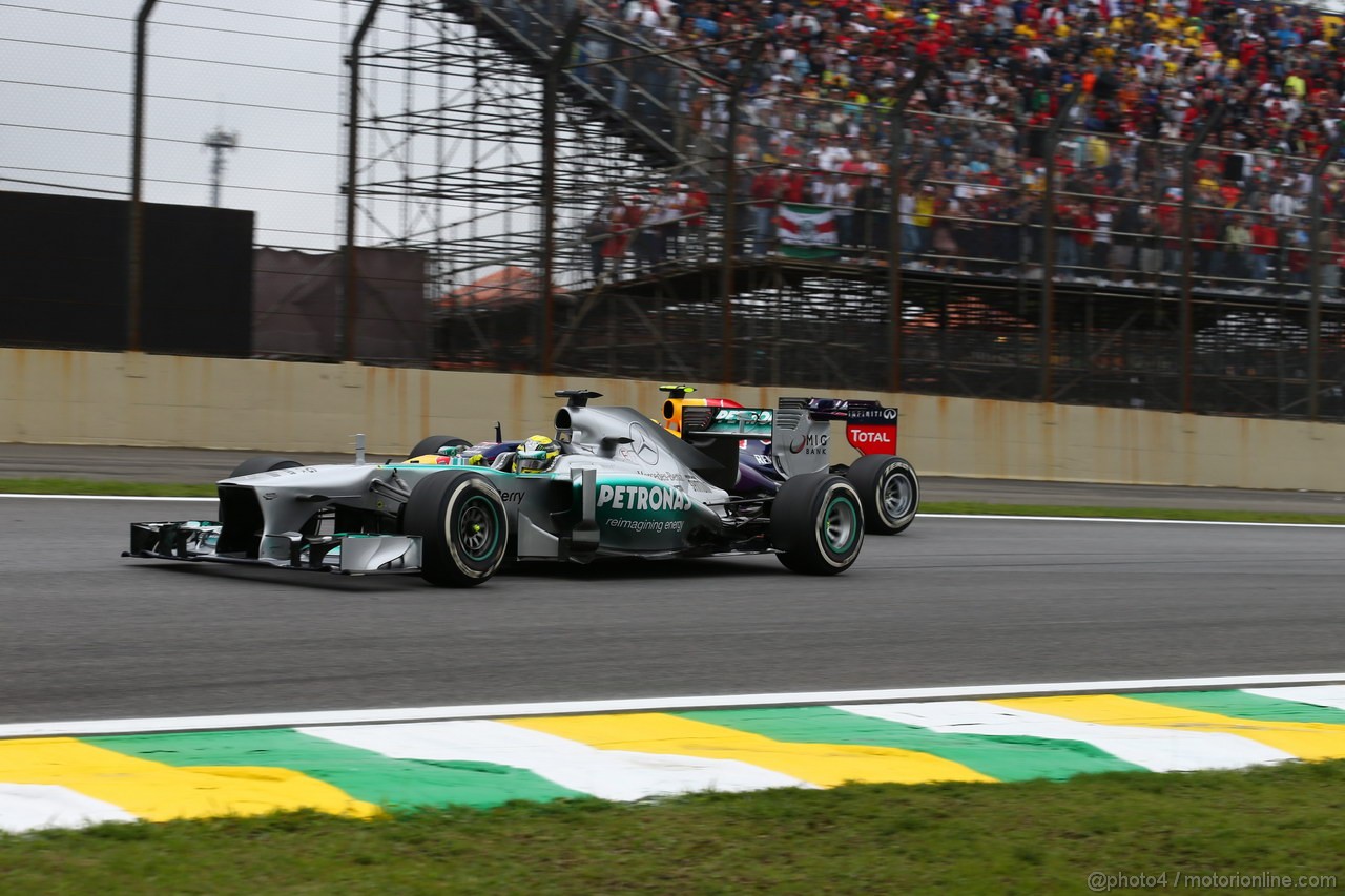 GP BRASILE, 24.11.2013 - Gara, Nico Rosberg (GER) Mercedes AMG F1 W04 e Mark Webber (AUS) Red Bull Racing RB9 