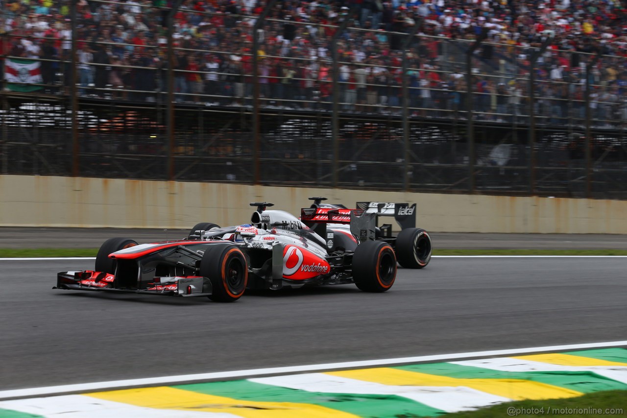 GP BRASILE, 24.11.2013 - Gara, Jenson Button (GBR) McLaren Mercedes MP4-28 e Nico Rosberg (GER) Mercedes AMG F1 W04 