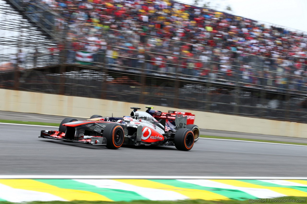 GP BRASILE, 24.11.2013 - Gara, Jenson Button (GBR) McLaren Mercedes MP4-28 e Daniel Ricciardo (AUS) Scuderia Toro Rosso STR8 