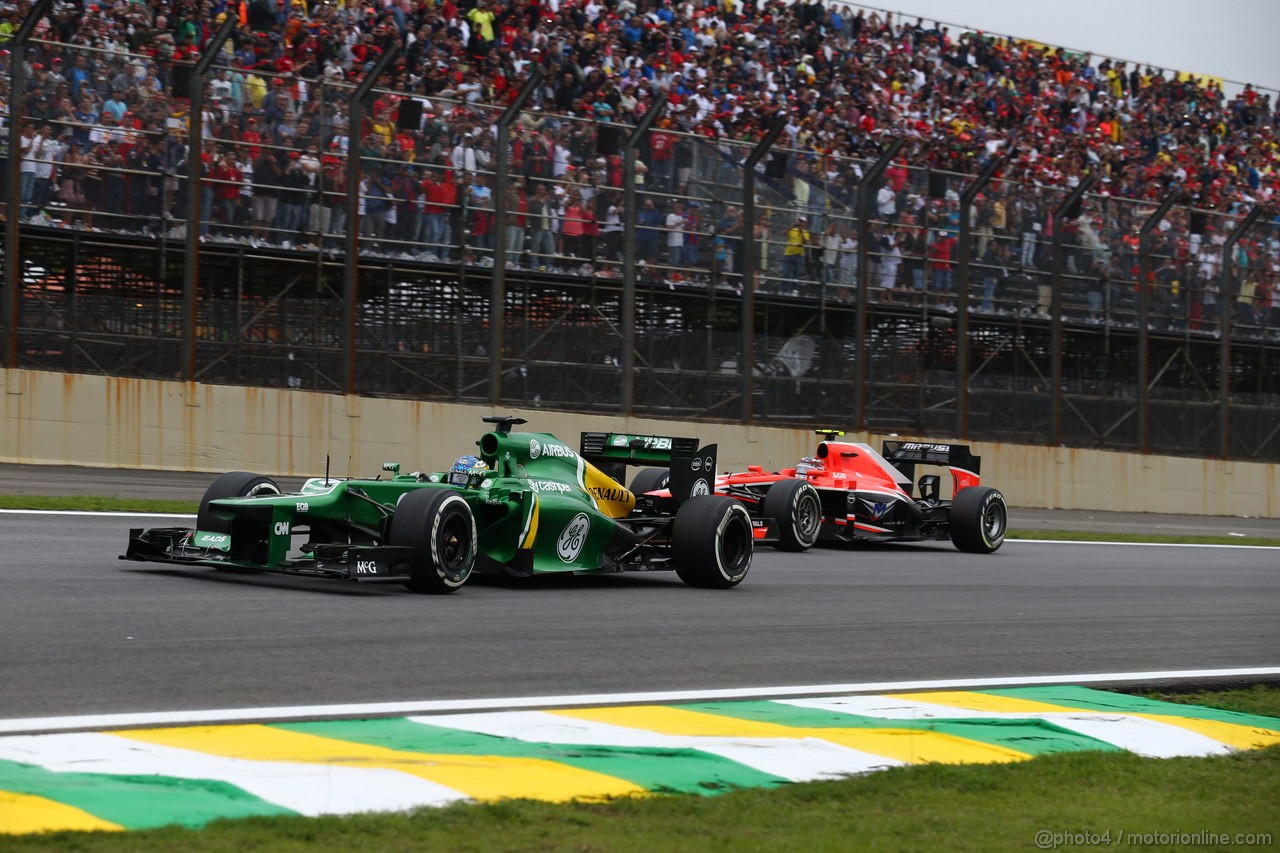 GP BRASILE, 24.11.2013 - Gara, Charles Pic (FRA) Caterham F1 Team CT03 e Max Chilton (GBR), Marussia F1 Team MR02 