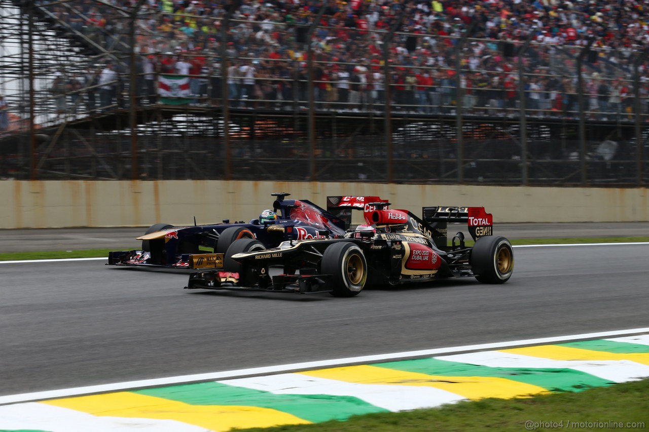 GP BRASILE, 24.11.2013 - Gara, Heikki Kovalainen (FIN) Lotus F1 Team E21  e Jean-Eric Vergne (FRA) Scuderia Toro Rosso STR8