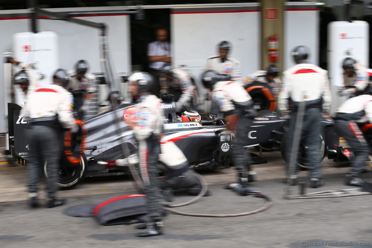 GP BRASILE, 24.11.2013 - Gara, Pit stop, Nico Hulkenberg (GER) Sauber F1 Team C32 