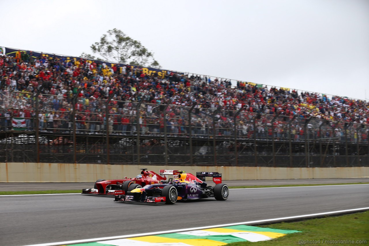 GP BRASILE, 24.11.2013 - Gara, Mark Webber (AUS) Red Bull Racing RB9 pass Fernando Alonso (ESP) Ferrari F138