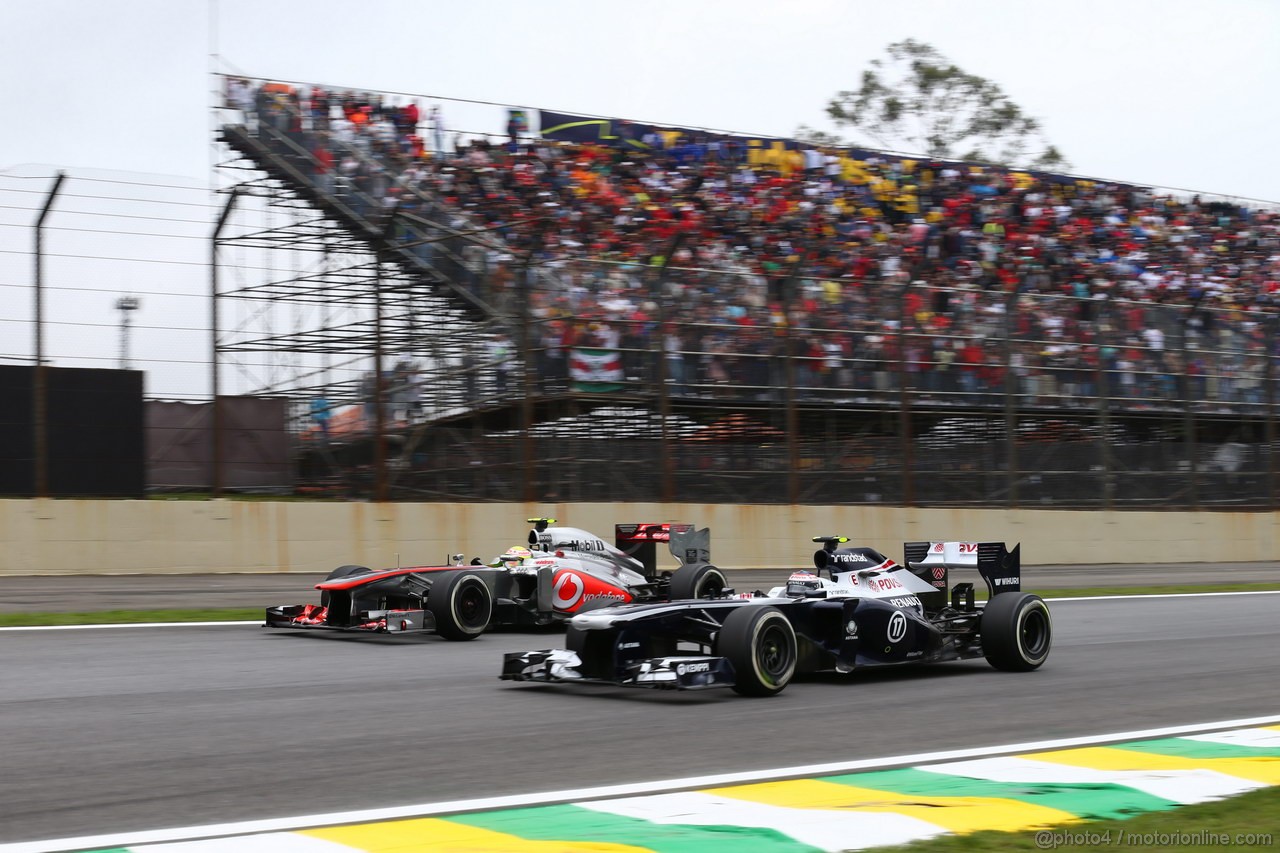 GP BRASILE, 24.11.2013 - Gara, Sergio Perez (MEX) McLaren MP4-28 e Valtteri Bottas (FIN), Williams F1 Team FW35 