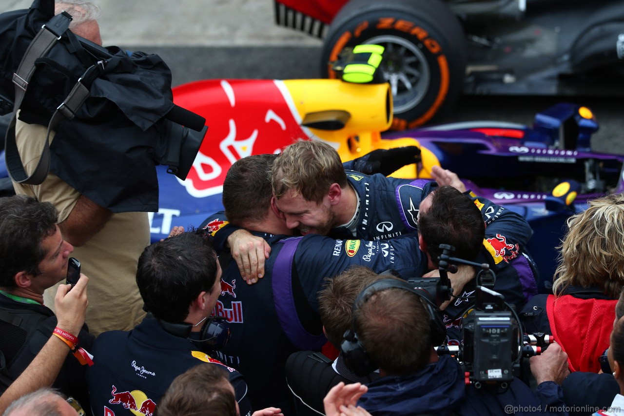 GP BRASILE, 24.11.2013 - Gara, Sebastian Vettel (GER) Red Bull Racing RB9 vincitore