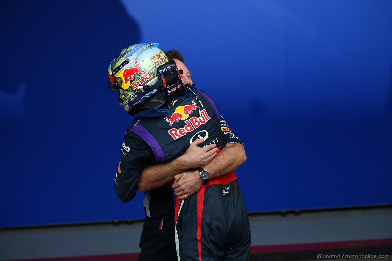 GP BRASILE, 24.11.2013 - Gara, Sebastian Vettel (GER) Red Bull Racing RB9 vincitore e Christian Horner (GBR), Red Bull Racing, Sporting Director 