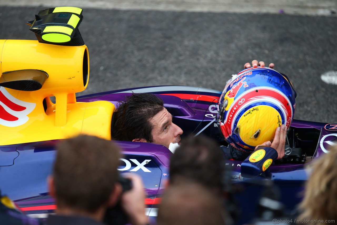 GP BRASILE, 24.11.2013 - Gara, Mark Webber (AUS) Red Bull Racing RB9 arrived at Parc ferm without helmet