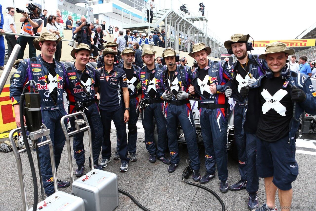 GP BRASILE, 24.11.2013 - Gara, Mechanics of Mark Webber (AUS) Red Bull Racing RB9 