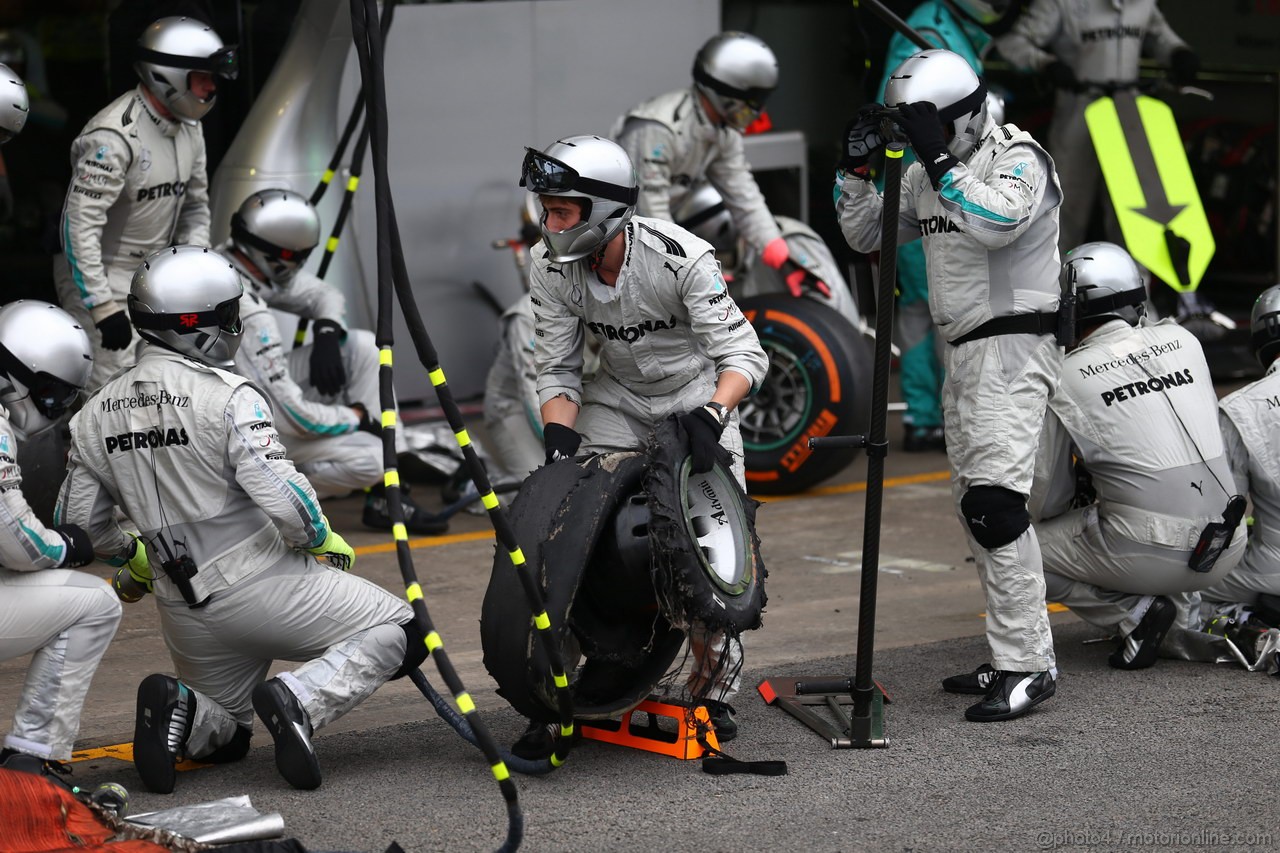 GP BRASILE, 24.11.2013 - Gara, Lewis Hamilton (GBR) Mercedes AMG F1 W04, pit stop