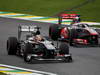 GP BRASILE, 24.11.2013 - Gara, Nico Hulkenberg (GER) Sauber F1 Team C32 e Jenson Button (GBR) McLaren Mercedes MP4-28 