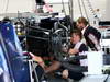 GP BRASILE, 21.11.2013- Mechanics Williams work on the car
