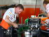 GP BRASILE, 21.11.2013- Mechanics Force India work on the car