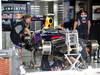 GP BRASILE, 21.11.2013- Mechanics Red Bull work on the car