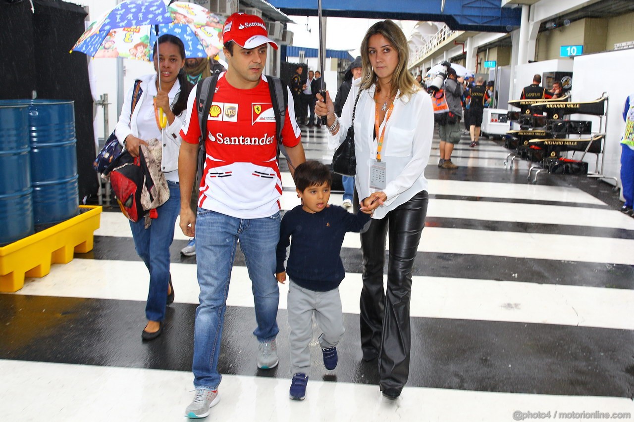 GP BRASILE, 23.11.2013- Felipe Massa (BRA) Ferrari F138, his son Filipinho e sua moglie Raffaela Bassi (BRA)