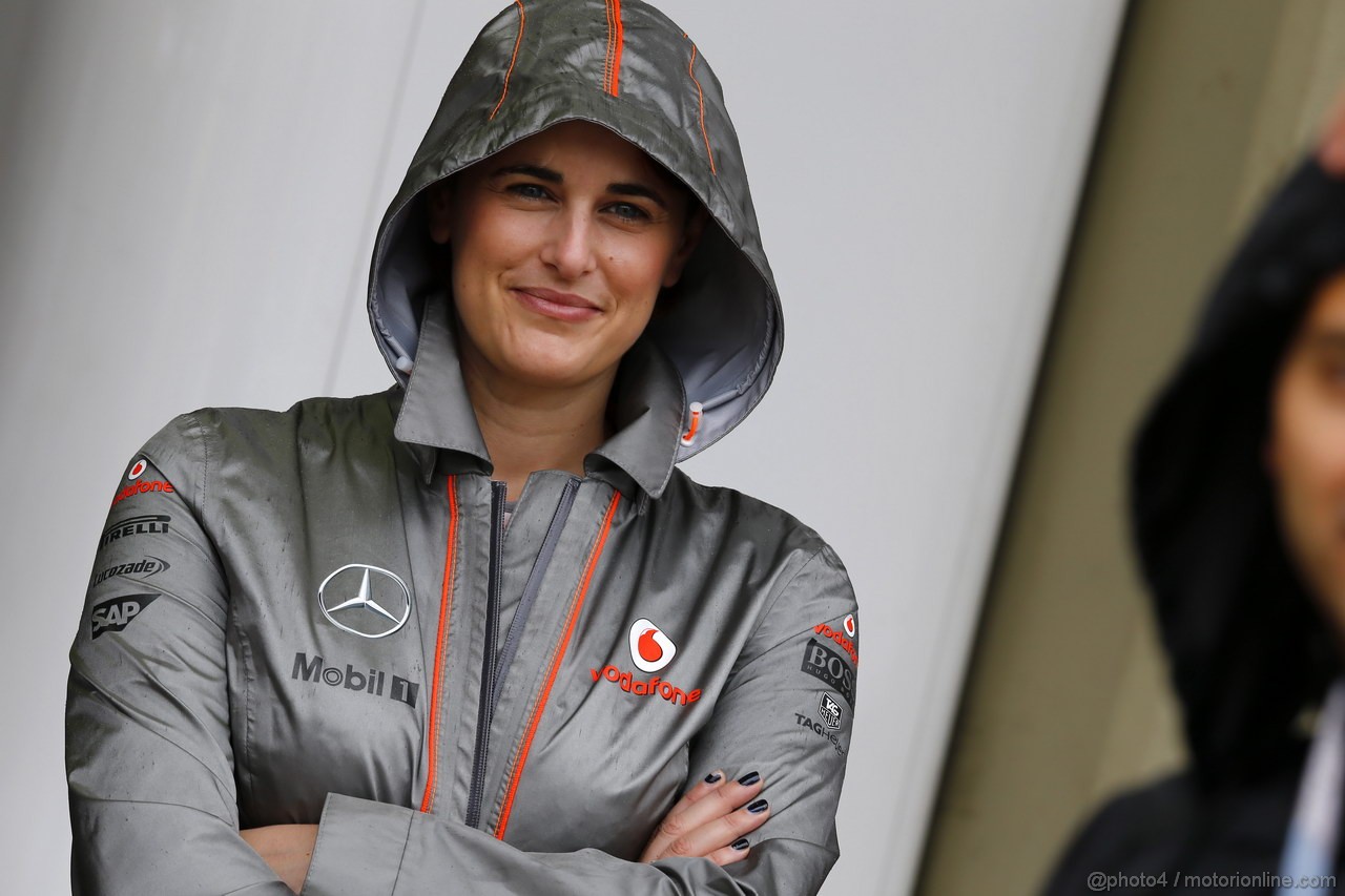 GP BRASILE, 23.11.2013- Prove Libere 3, Ragazza in the paddock