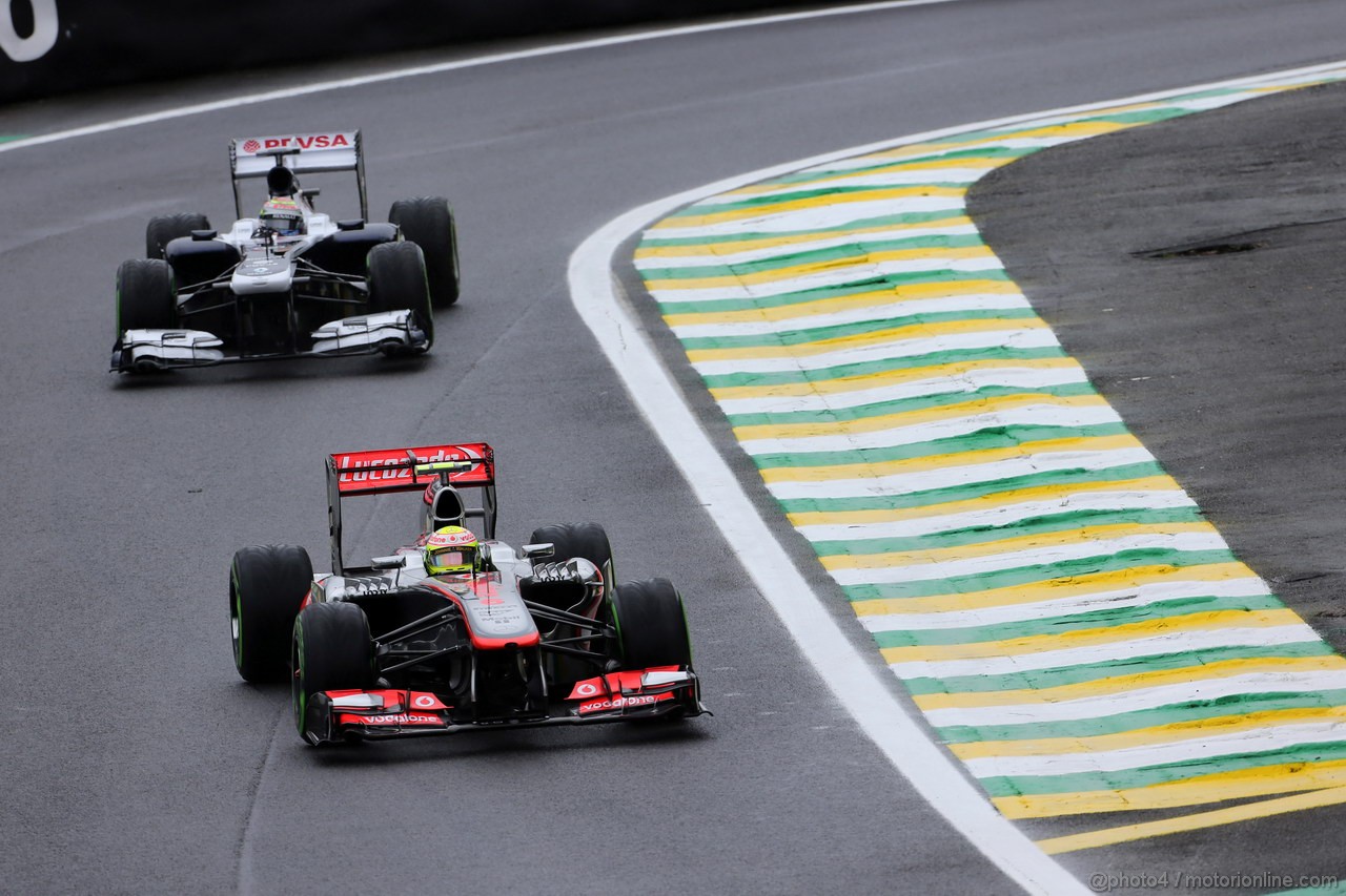 GP BRASILE, 23.11.2013- Qualifiche, Sergio Perez (MEX) McLaren MP4-28 davanti a Pastor Maldonado (VEN) Williams F1 Team FW35 