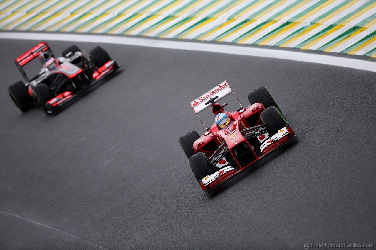 GP BRASILE, 23.11.2013- Qualifiche, Fernando Alonso (ESP) Ferrari F138 e Jenson Button (GBR) McLaren Mercedes MP4-28 