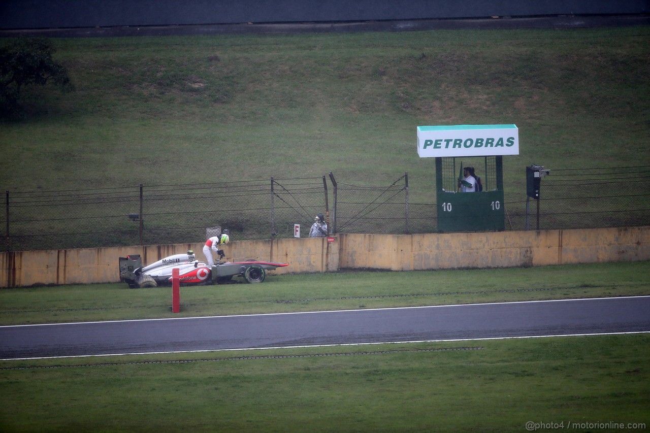 GP BRASILE, 23.11.2013- Qualifiche, Crash, Sergio Perez (MEX) McLaren MP4-28 