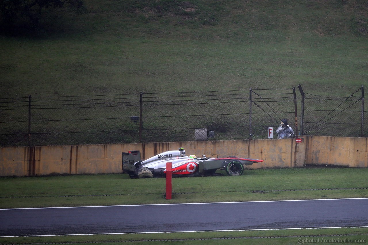 GP BRASILE, 23.11.2013- Qualifiche, Crash, Sergio Perez (MEX) McLaren MP4-28