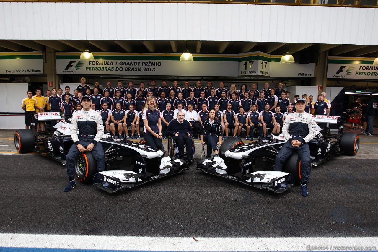 GP BRASILE, 23.11.2013- Williams Team Photo, Pastor Maldonado (VEN) Williams F1 Team FW35. Sir Frank Williams(gbr),Team Principal Williams F1 Team, Claire Williams (GBR) Williams Deputy Team Principal. e Valtteri Bottas (FIN), Williams F1 Team FW35 