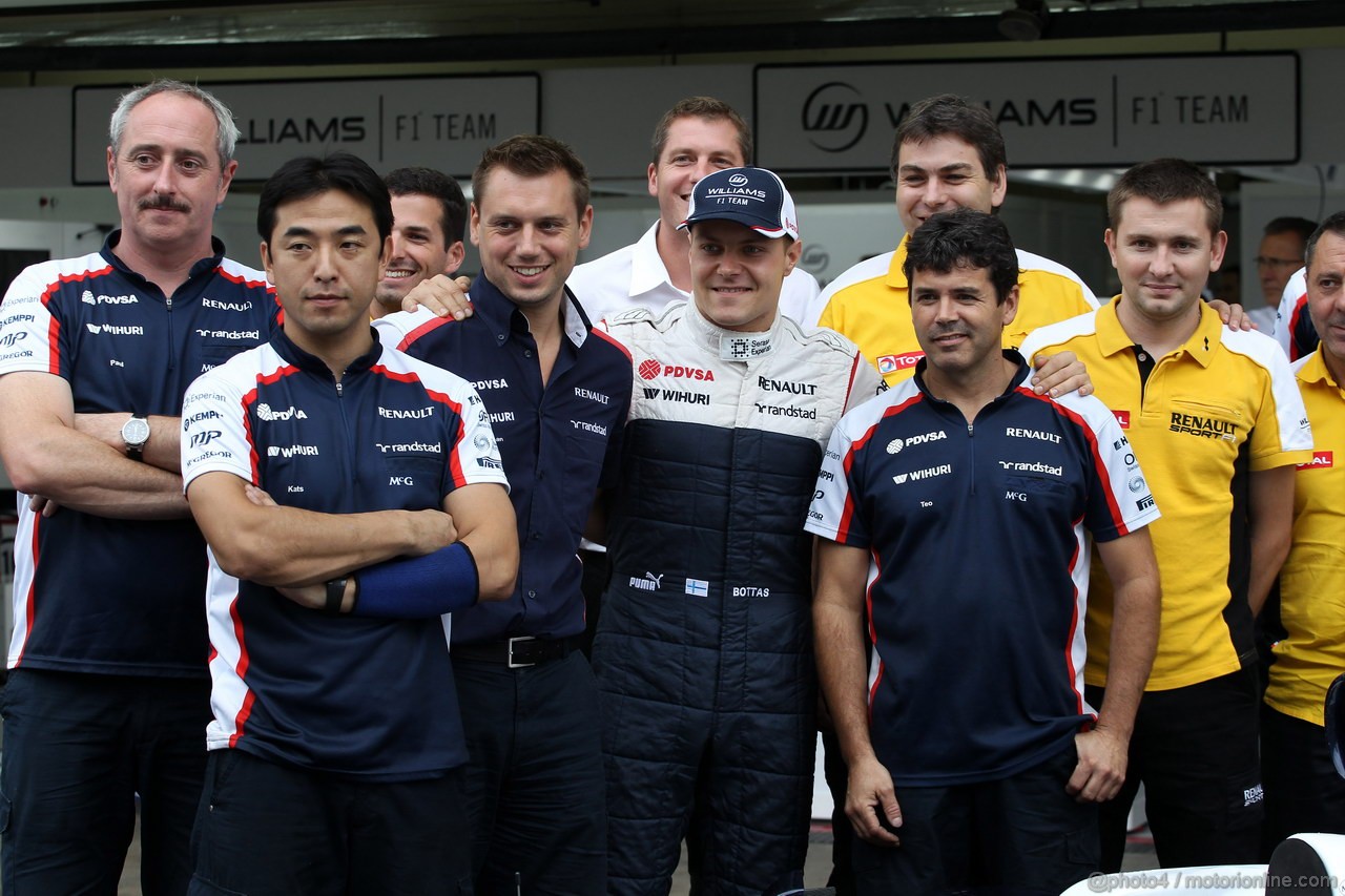 GP BRASILE, 23.11.2013- Williams Team Photo, Valtteri Bottas (FIN), Williams F1 Team FW35 