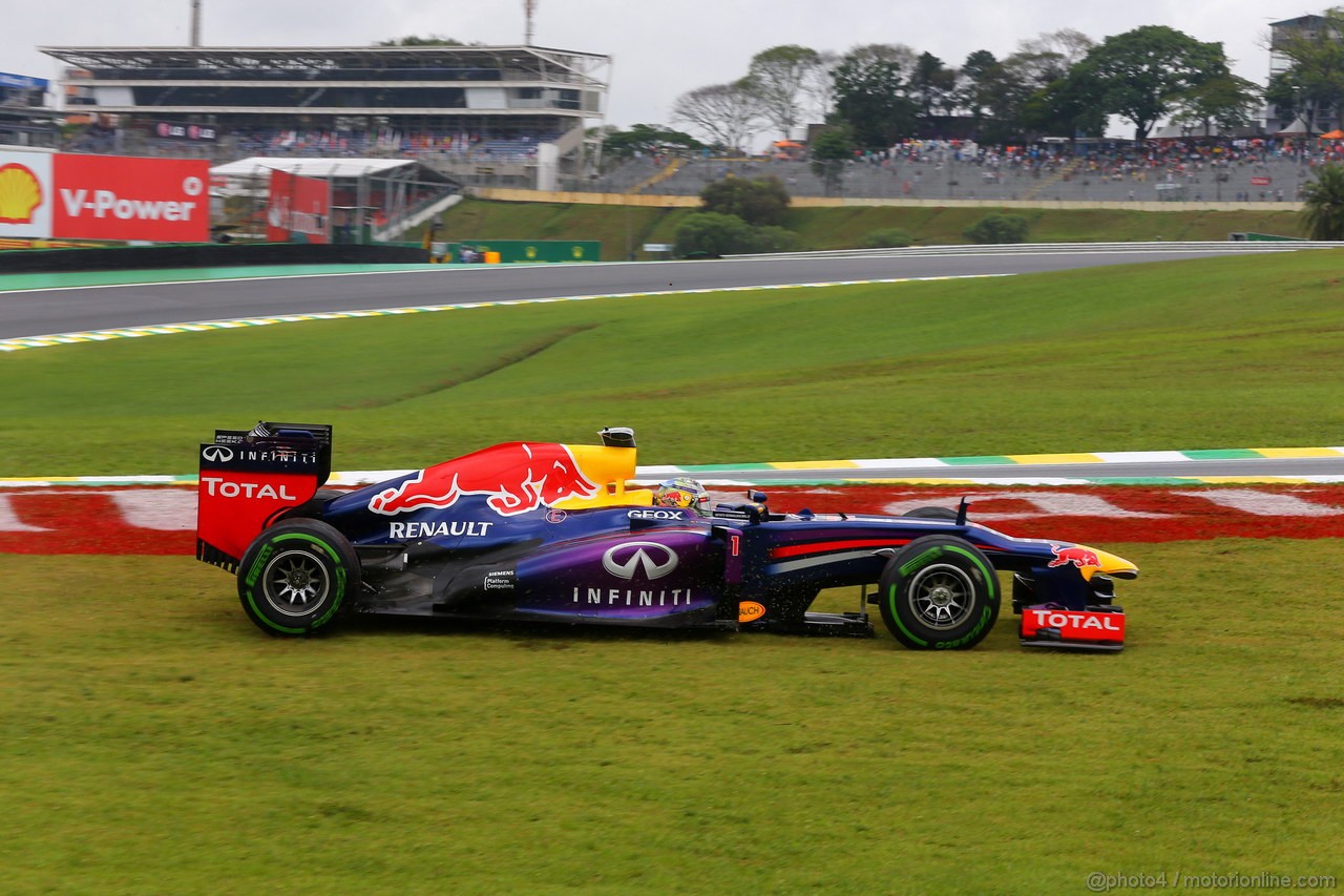 GP BRASILE, 22.11.2013- Prove Libere 1, Sebastian Vettel (GER) Red Bull Racing RB9 off track