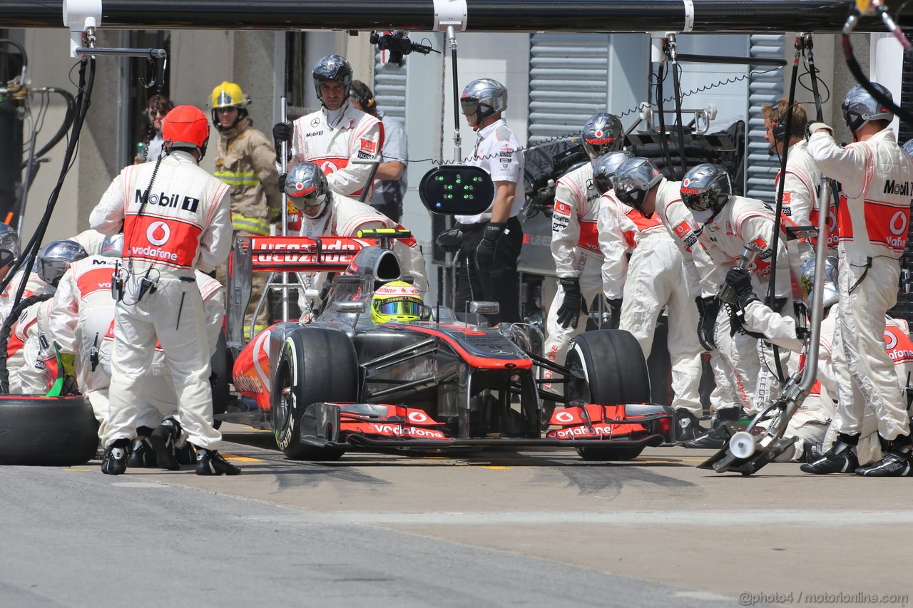 GP CANADA, 09.06.2013- Gara, Sergio Perez (MEX) McLaren MP4-28 pit stop