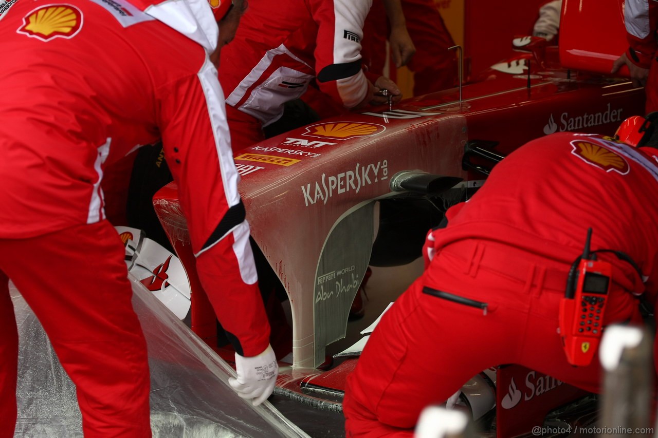 GP CANADA, 07.06.2013- Prove Libere 1, Fernando Alonso (ESP) Ferrari F138 meccanici are working on Frontal Wing witn paint for aerodynamics test