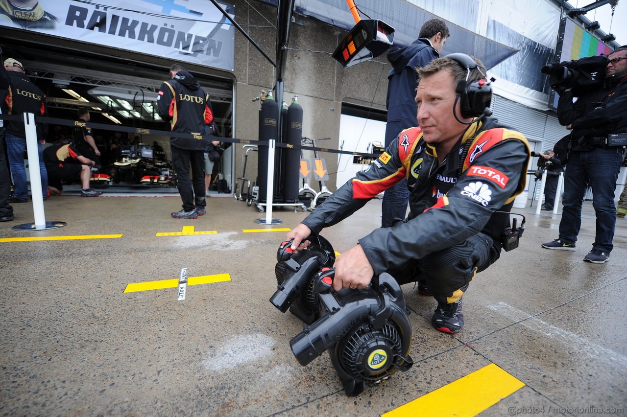 GP CANADA, 07.06.2013- Prove Libere 1, Lotus Renault Mechanics are drying the pit stop area