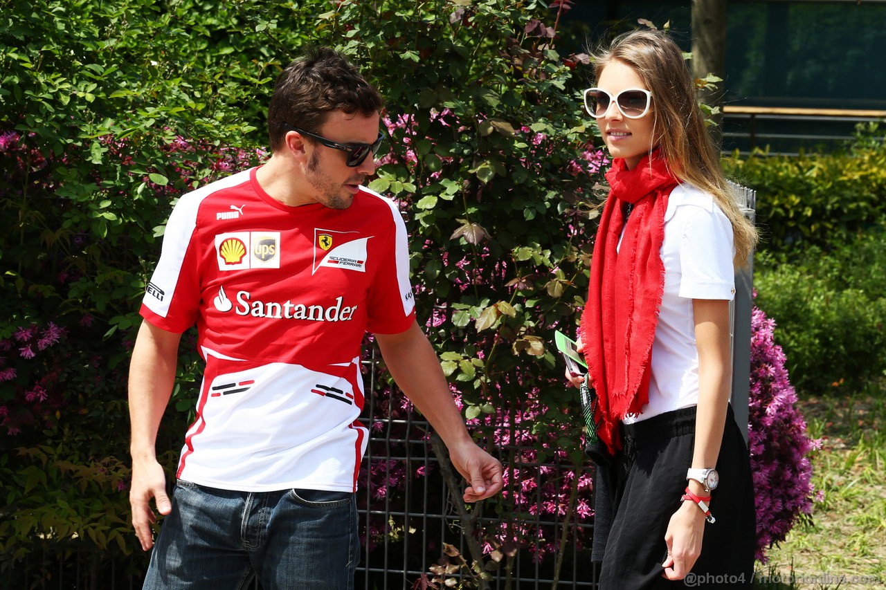 GP CINA, 13.04.2013- Fernando Alonso (ESP) Ferrari with Domenica Dasha Kapustina (RUS).

