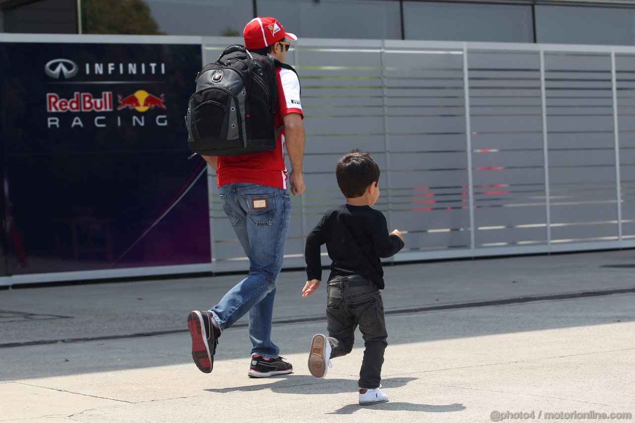 GP CINA, 14.04.2013- Felipe Massa (BRA) Ferrari F138 e his son Felipe