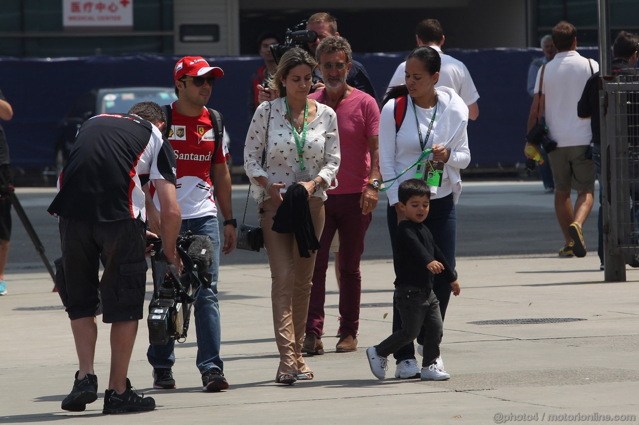 GP CINA, 14.04.2013- Felipe Massa (BRA) Ferrari F138 with sua moglie Raffaela Bassi (BRA) e their son Felipe.