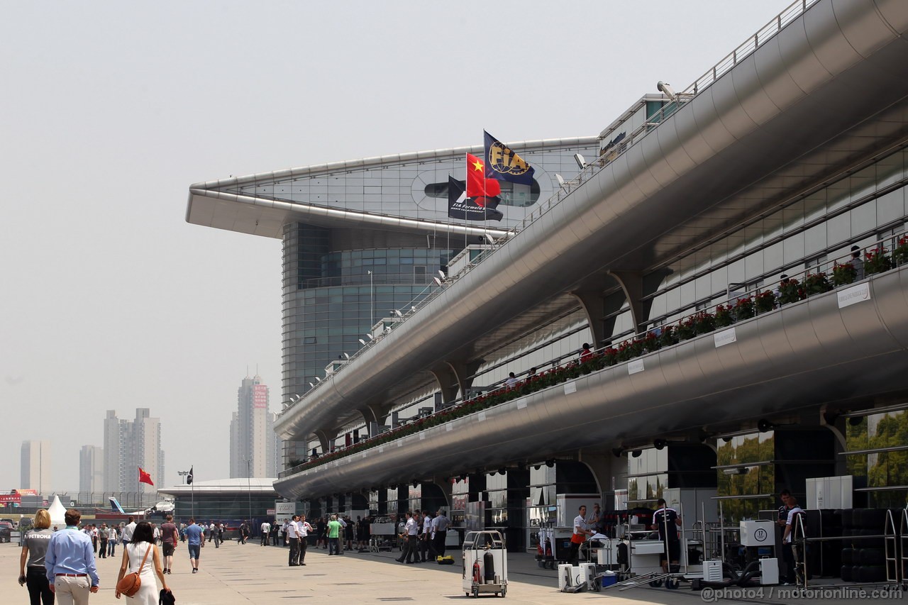 GP CINA, 14.04.2013- Paddock