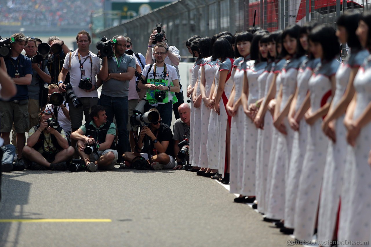 GP CINA, 14.04.2013- F1 photographers e griglia Ragazzas 