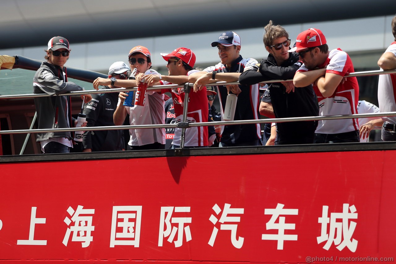 GP CINA, 14.04.2013- (L-D) Esteban Gutierrez (MEX), Sauber F1 Team C32, Sergio Perez (MEX) McLaren MP4-28, Felipe Massa (BRA) Ferrari F138, Pastor Maldonado (VEN) Williams F1 Team FW35, Romain Grosjean (FRA) Lotus F1 Team E21 e Fernando Alonso (ESP) Ferrari F138 at drivers parade  