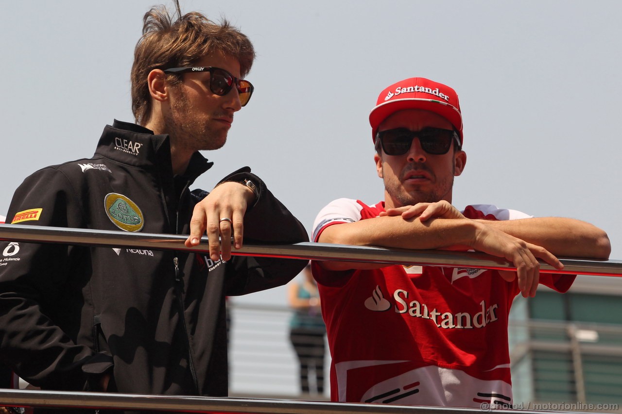 GP CINA, 14.04.2013- Romain Grosjean (FRA) Lotus F1 Team E21 e Fernando Alonso (ESP) Ferrari F138 at drivers parade  