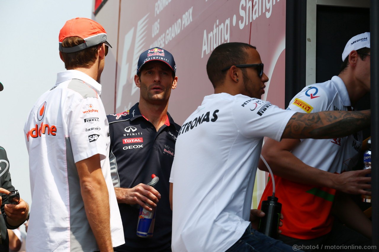 GP CINA, 14.04.2013- Mark Webber (AUS) Red Bull Racing RB9 e Lewis Hamilton (GBR) Mercedes AMG F1 W04 at drivers parade  