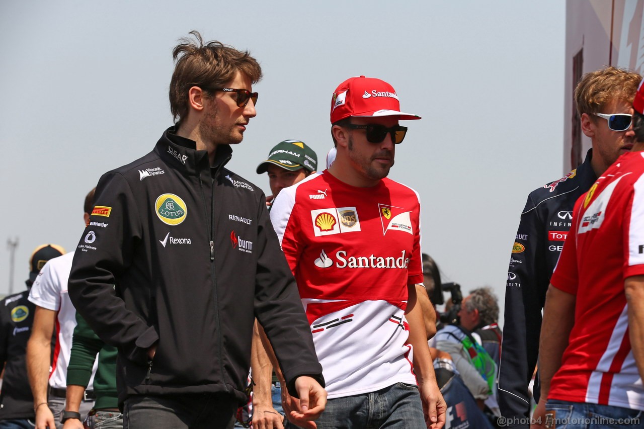 GP CINA, 14.04.2013- Romain Grosjean (FRA) Lotus F1 Team E21 e Fernando Alonso (ESP) Ferrari F138 