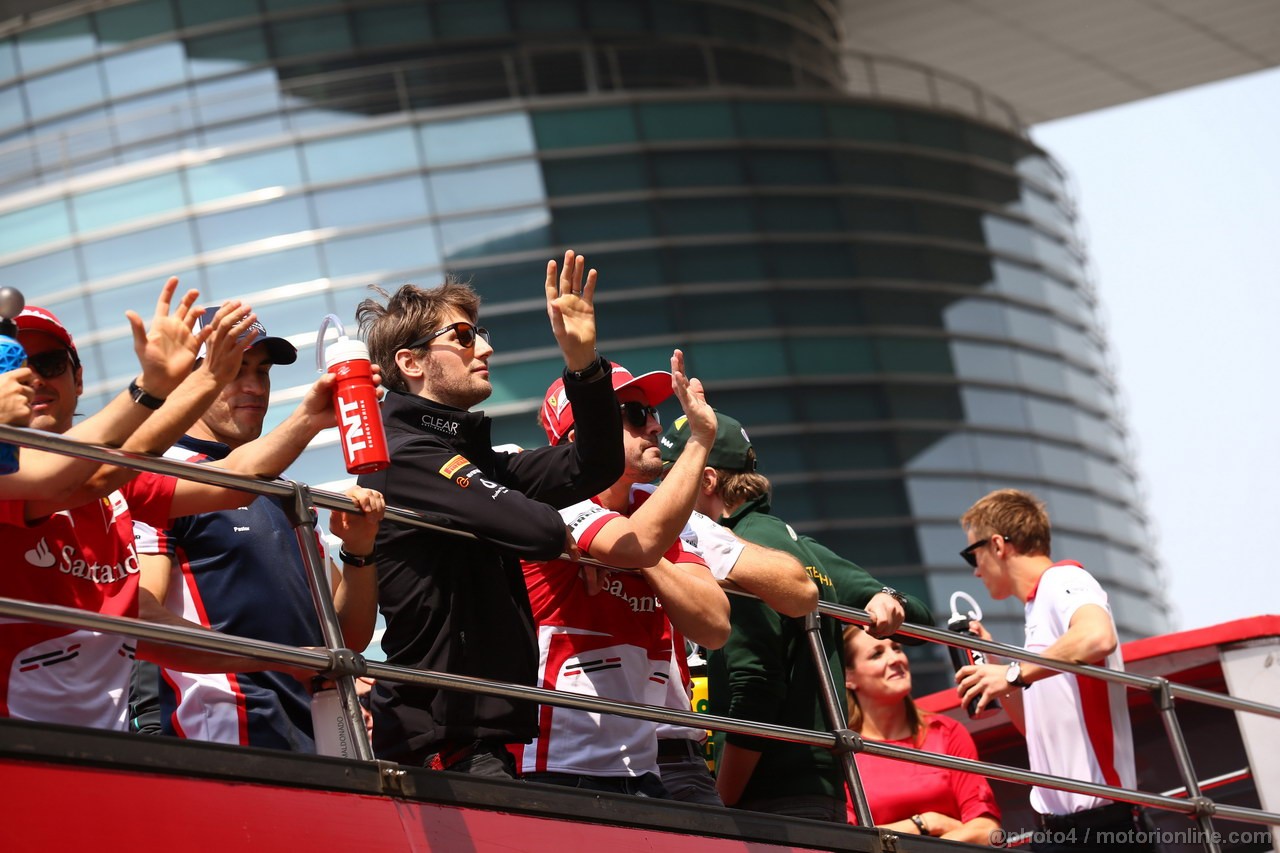 GP CINA, 14.04.2013- Romain Grosjean (FRA) Lotus F1 Team E21 e Fernando Alonso (ESP) Ferrari F138 at drivers parade  