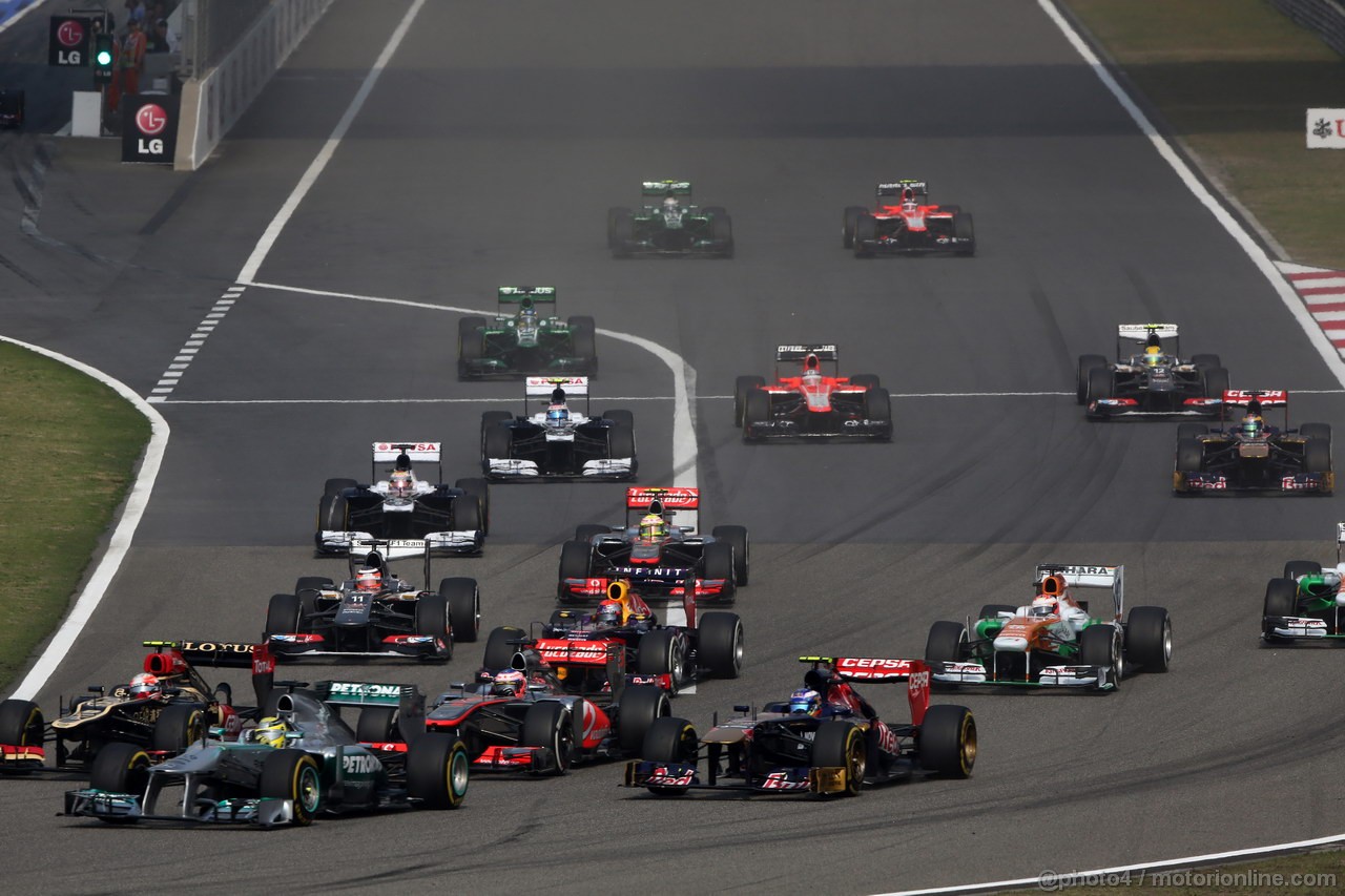 GP CINA, 14.04.2013- Gara, Start of the race, Nico Rosberg (GER) Mercedes AMG F1 W04 e Romain Grosjean (FRA) Lotus F1 Team E21 