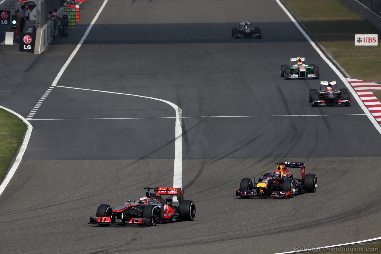 GP CINA, 14.04.2013- Gara, Jenson Button (GBR) McLaren Mercedes MP4-28 davanti a Sebastian Vettel (GER) Red Bull Racing RB9 