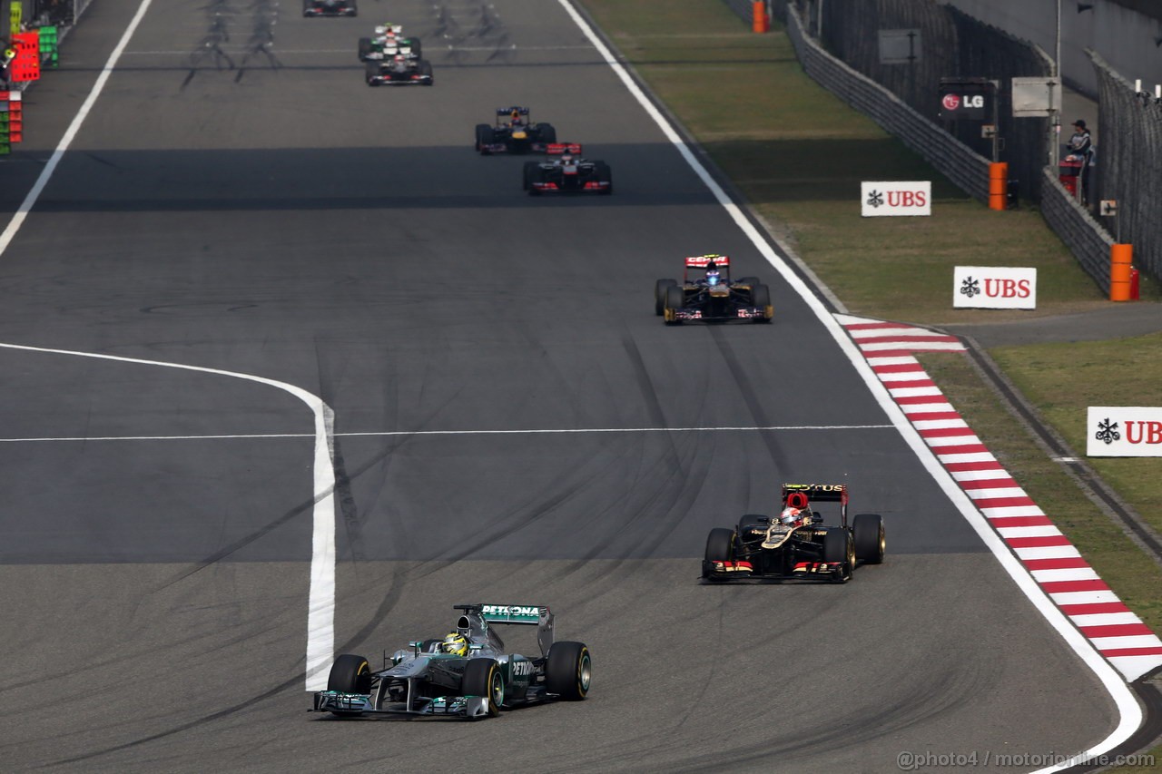 GP CINA, 14.04.2013- Gara, Nico Rosberg (GER) Mercedes AMG F1 W04 davanti a Romain Grosjean (FRA) Lotus F1 Team E21 