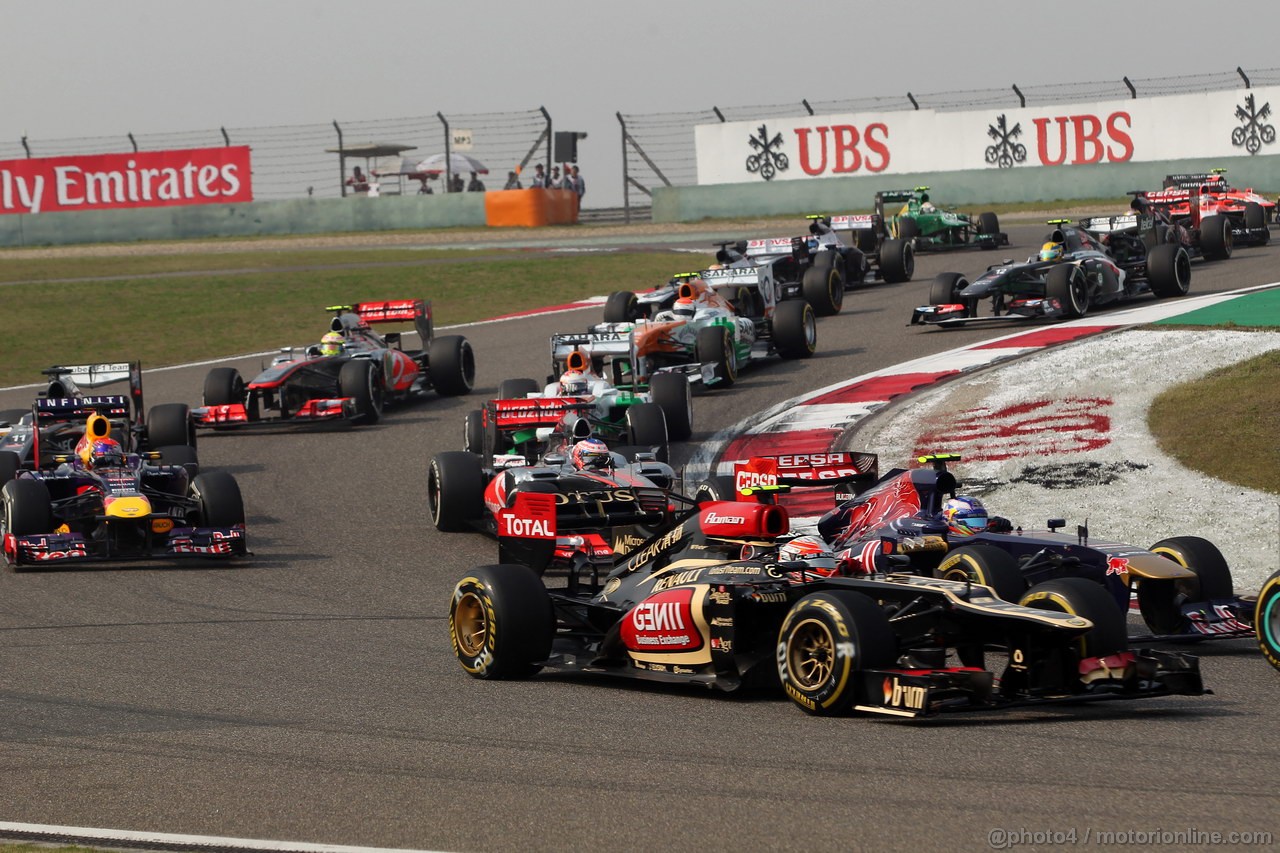 GP CINA, 14.04.2013- Gara, Romain Grosjean (FRA) Lotus F1 Team E21 e Daniel Ricciardo (AUS) Scuderia Toro Rosso STR8 
