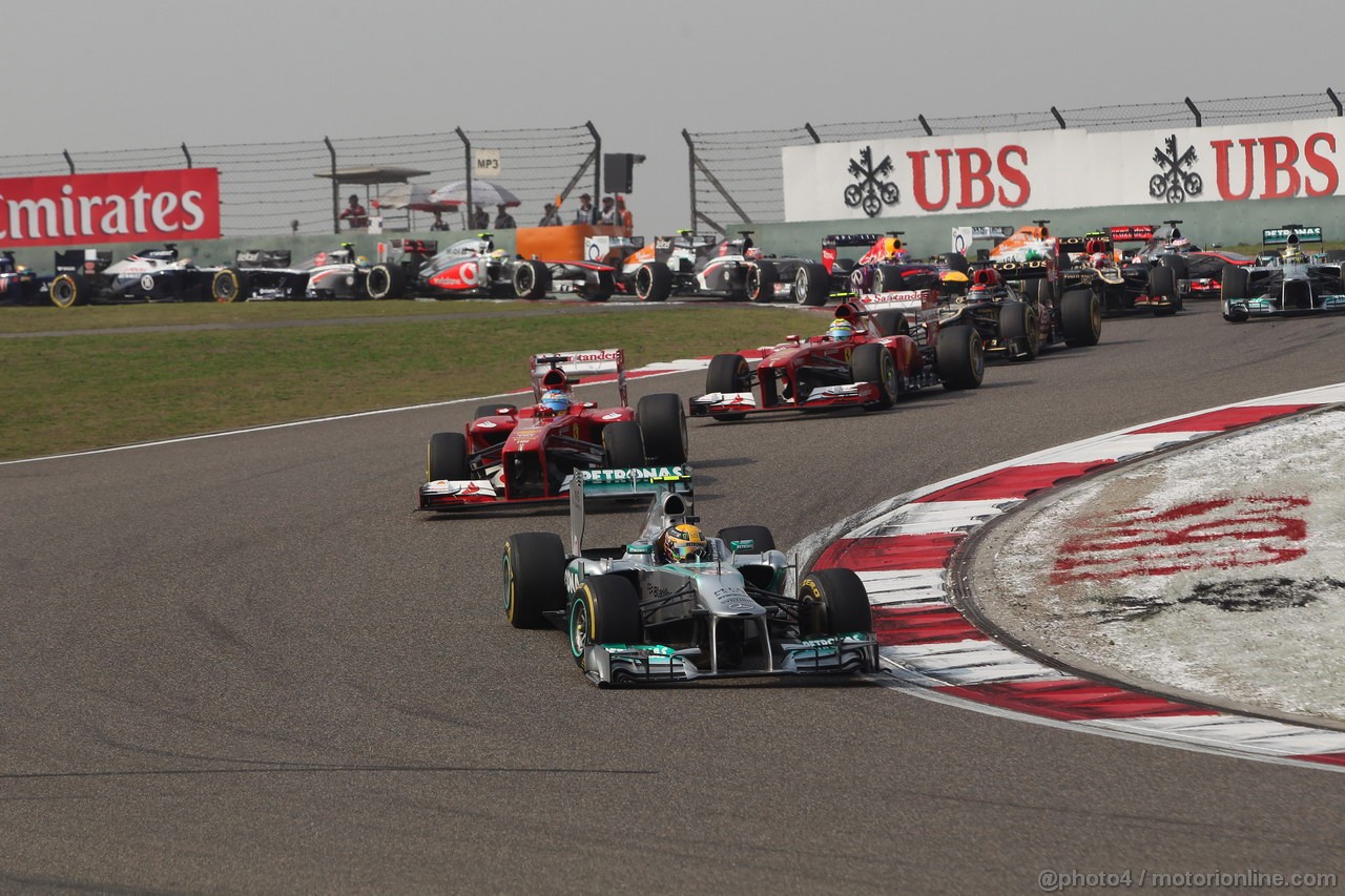 GP CINA, 14.04.2013- Gara, Lewis Hamilton (GBR) Mercedes AMG F1 W04 davanti a Fernando Alonso (ESP) Ferrari F138 e Felipe Massa (BRA) Ferrari F138 