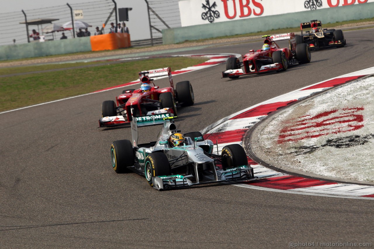 GP CINA, 14.04.2013- Gara, Lewis Hamilton (GBR) Mercedes AMG F1 W04 davanti a Fernando Alonso (ESP) Ferrari F138 