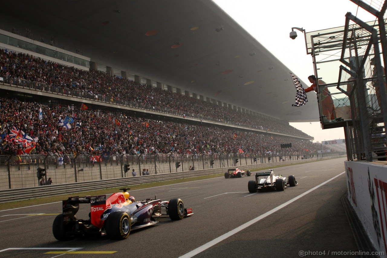 GP CINA, 14.04.2013- Gara, Sebastian Vettel (GER) Red Bull Racing RB9 e Lewis Hamilton (GBR) Mercedes AMG F1 W04 